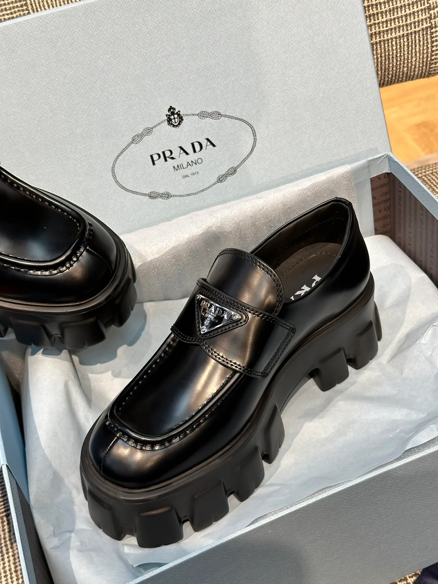 👟👟Ex-factory price 480👟👟 Women's shoe factory Prada ss23 new thick-soled loafers. The 2023 spring and summer new model is based on the classic model, ⚠️: the toe has been adjusted, with a goose crown shape, which is more rounded and stylish! ⚠️Attachment: 2023 genuine + old version comparison picture set! Classic wheel thick sole + classic Loaf upper, imported open-edge beaded calfskin material! The sole is made of foam material, which feels super comfortable on the feet. It is 5.5cm taller and is a perfect tool for long legs. The upper is open-edge beaded cowhide and decorated with a triangle logo! Code number 35-40